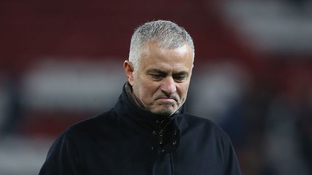 Trong khi đang gặp khó ở Man Utd, Mourinho vẫn được các CĐV Real Madrid cầu khẩn trở lại