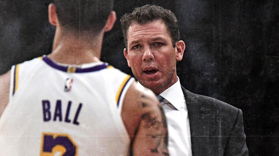 HLV Luke Walton cảnh cáo LeBron James cùng bạn: Hãy ngừng tự sát!