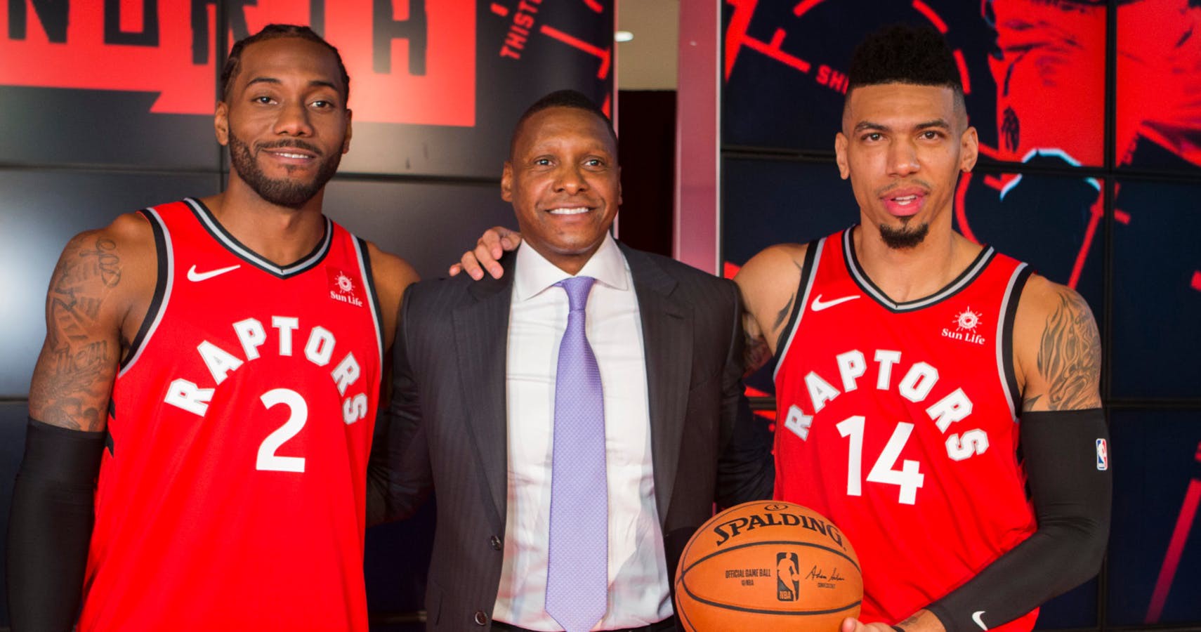 Kawhi Leonard cảm thấy buồn cười khi bị Gregg Popovich chê không thể lãnh đạo - Ảnh 1. Kawhi Leonard cảm thấy buồn cười khi bị Gregg Popovich chê không thể lãnh đạo - Ảnh 1.