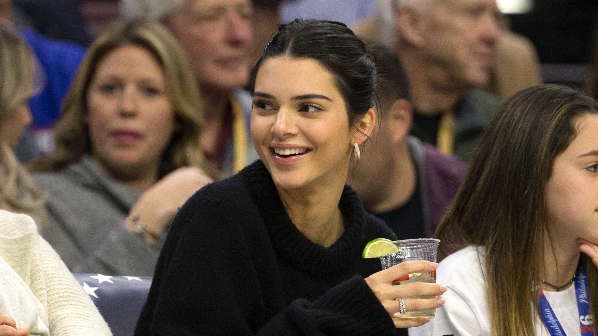 Hàng nghìn fan Sixers kiến nghị không cho Kendall Jenner vào sân