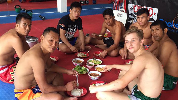 Khoan bàn về dinh dưỡng, võ sĩ phải ăn đúng cách trước đã