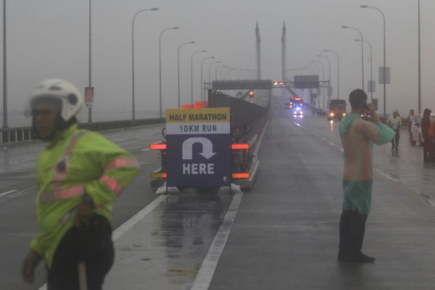Pacer marathon bị sét đánh không chết nhờ... bóng bay ở Malaysia - Ảnh 4. Pacer marathon bị sét đánh không chết nhờ... bóng bay ở Malaysia - Ảnh 4.