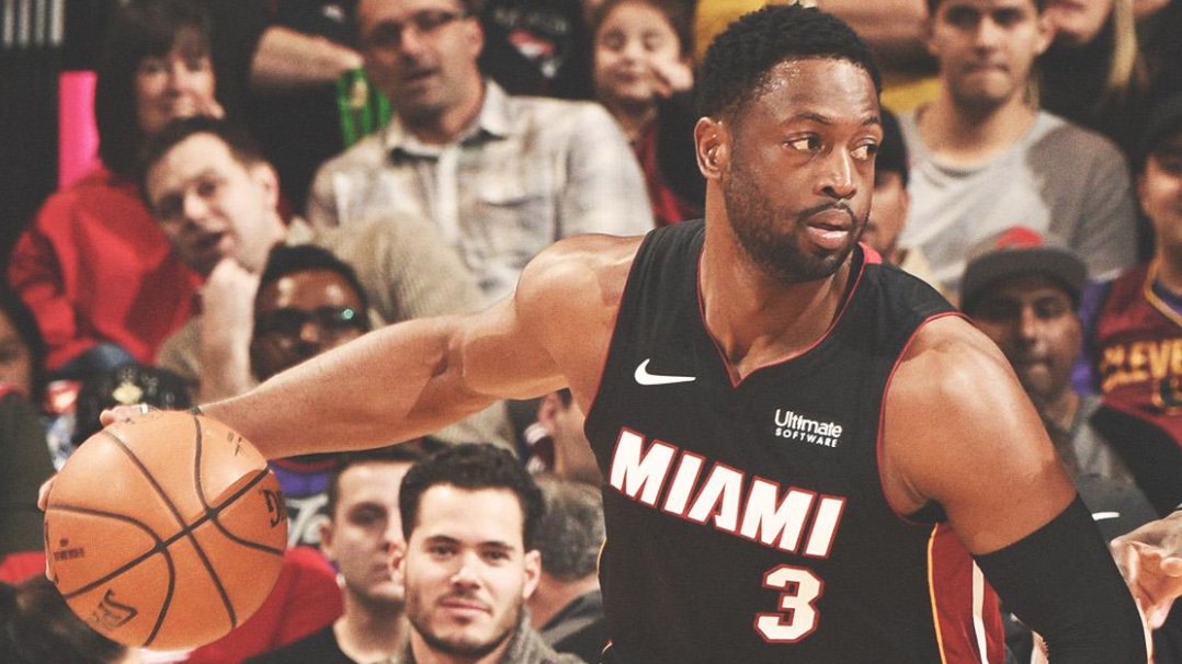 Khoan hãy giải nghệ, Dwyane Wade ơi! Anh còn ghi điểm "cháy" như thế này cơ mà
