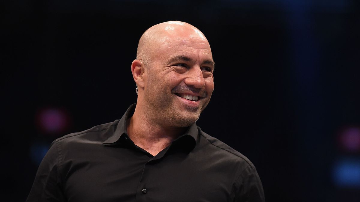 BLV Joe Rogan lỡ miệng tiết lộ UFC đang muốn cải tiến kiểu găng MMA mới
