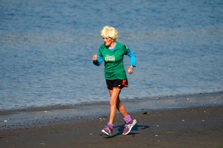 Cụ bà 85 tuổi vẫn chạy Marathon, vẫn yêu đương - Ảnh 1.