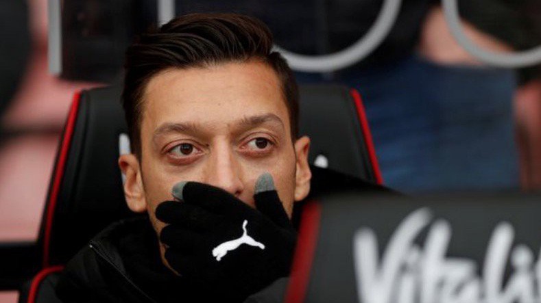 Unai Emery đang dùng “trò chơi trí óc” đối với Mesut Ozil