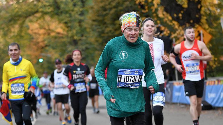 Cụ bà 85 tuổi vẫn chạy Marathon, vẫn "yêu đương"