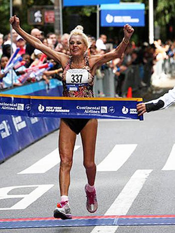 Cụ bà 85 tuổi vẫn chạy Marathon, vẫn yêu đương - Ảnh 3.