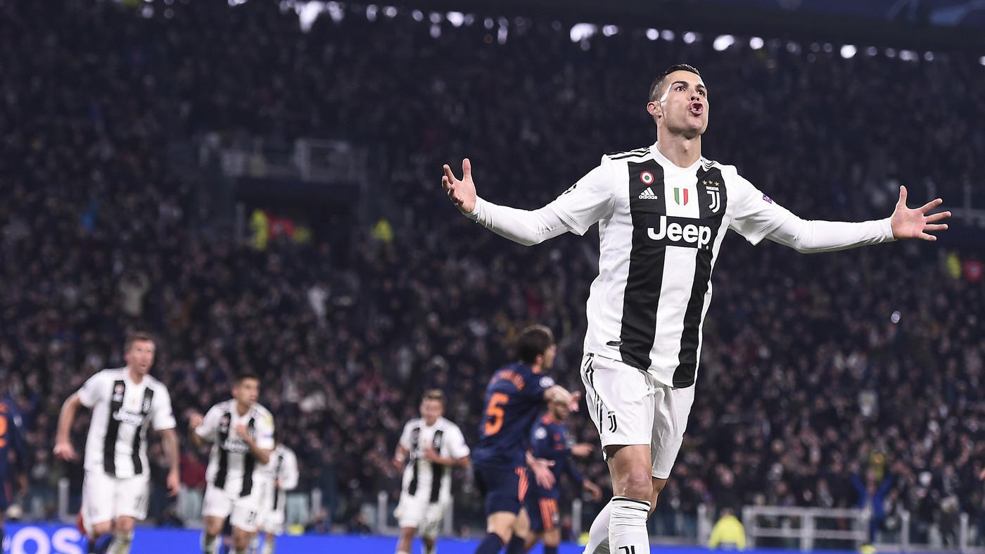 Ronaldo kiến tạo ngoạn mục và cán mốc 100 trận thắng, giúp Juventus giành vé