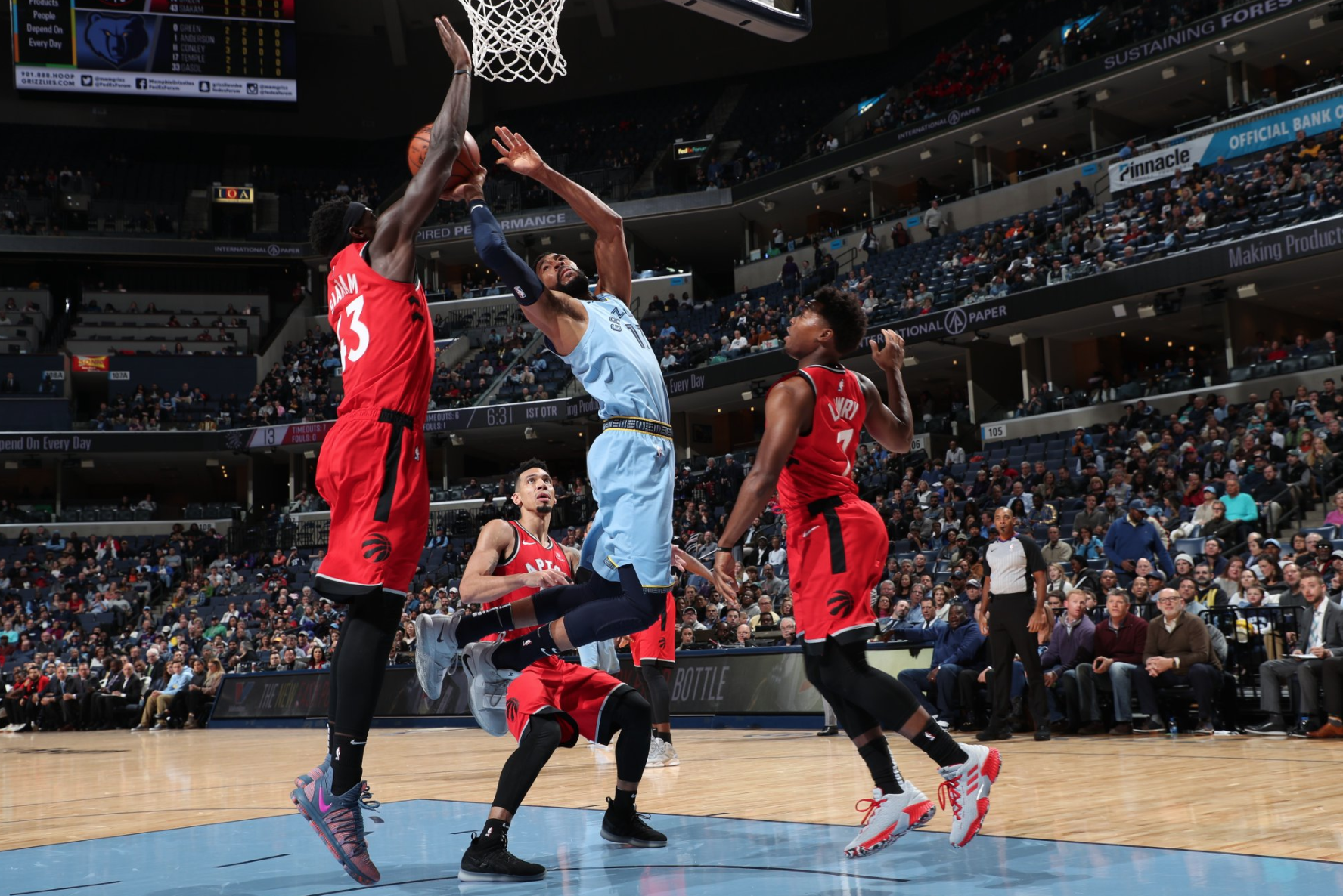 Kawhi Leonard giả làm hậu vệ gần như cả trận trước khi có cú ném nhấn chìm ngựa ô Memphis Grizzlies - Ảnh 1. Kawhi Leonard giả làm hậu vệ gần như cả trận trước khi có cú ném nhấn chìm ngựa ô Memphis Grizzlies - Ảnh 1.
