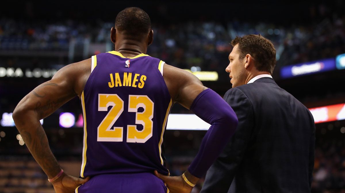 Rộ tin đồn LeBron James bất hòa với HLV trưởng Lakers