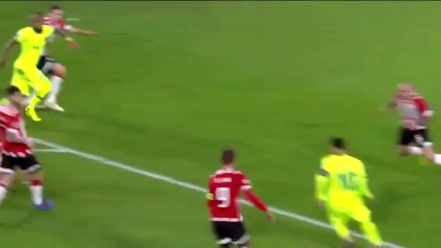 Messi tiếp tục gây bão với khoảnh khắc thiên tài ở trận gặp PSV