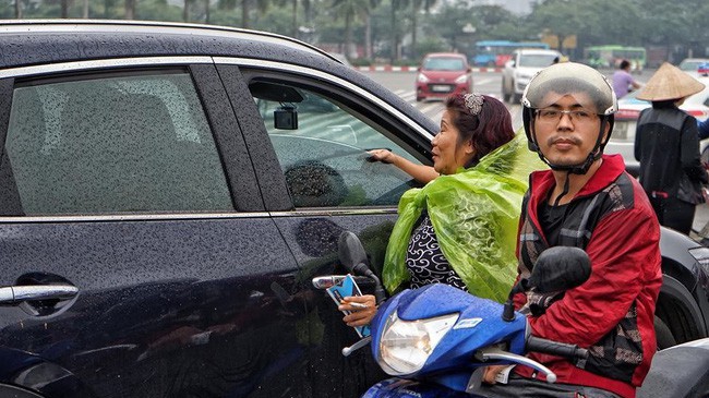 Phe vé đội giá 1 cặp trận Việt Nam – Philippines tới 7 triệu, ngang nhiên “giao hàng” tận nơi
