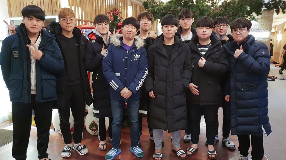 Sau bữa ăn chia tay SKT18, ngày hôm qua là bữa ăn chào mừng và gặp mặt của SKT19