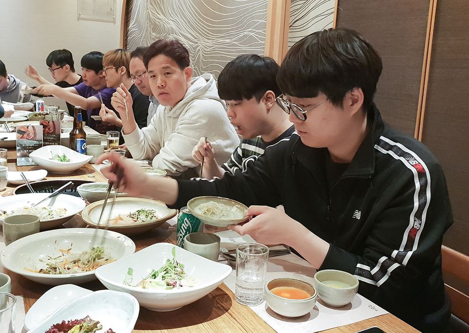 Sau bữa ăn chia tay SKT18, ngày hôm qua là bữa ăn chào mừng và gặp mặt của SKT19 - Ảnh 6.