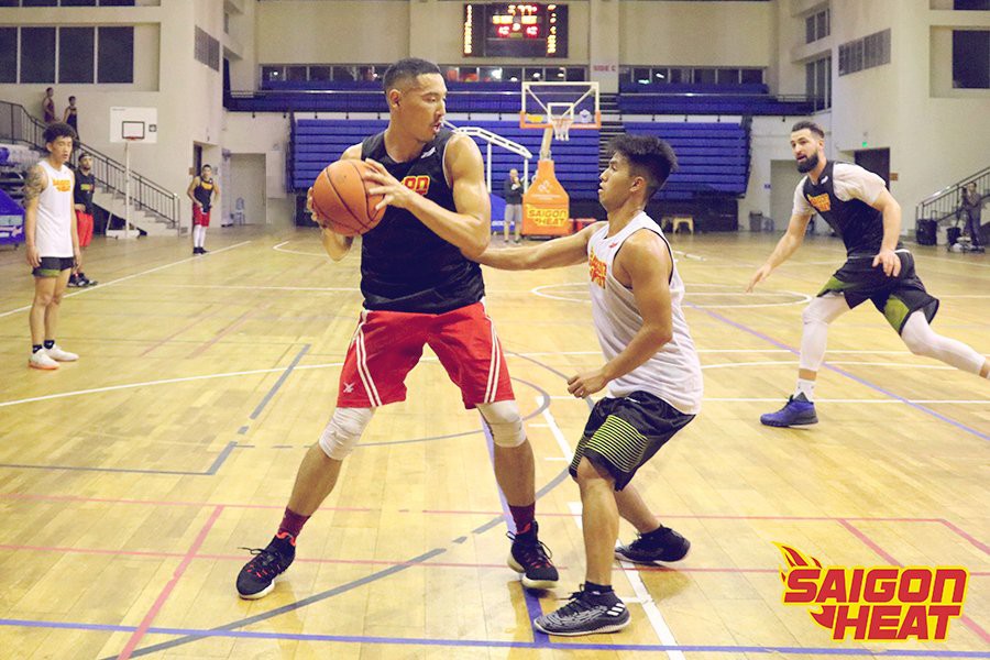 HLV Kyle Julius hài lòng về Saigon Heat, đặc biệt là cầu thủ Việt kiều dù thua sít sao trước Singapore Slingers - Ảnh 2. HLV Kyle Julius hài lòng về Saigon Heat, đặc biệt là cầu thủ Việt kiều dù thua sít sao trước Singapore Slingers - Ảnh 2.
