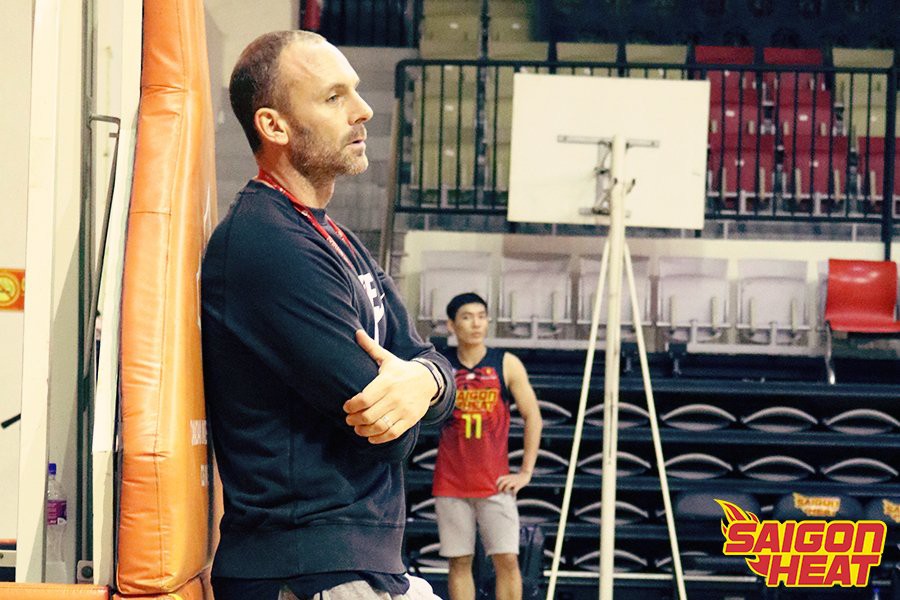 HLV Kyle Julius hài lòng về Saigon Heat, đặc biệt là cầu thủ Việt kiều dù thua sít sao trước Singapore Slingers - Ảnh 1. HLV Kyle Julius hài lòng về Saigon Heat, đặc biệt là cầu thủ Việt kiều dù thua sít sao trước Singapore Slingers - Ảnh 1.
