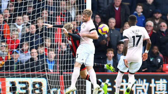 Trọng tài đã xử lý đúng hay sai ở tình huống Man Utd suýt chịu phạt đền trước Bournemouth?