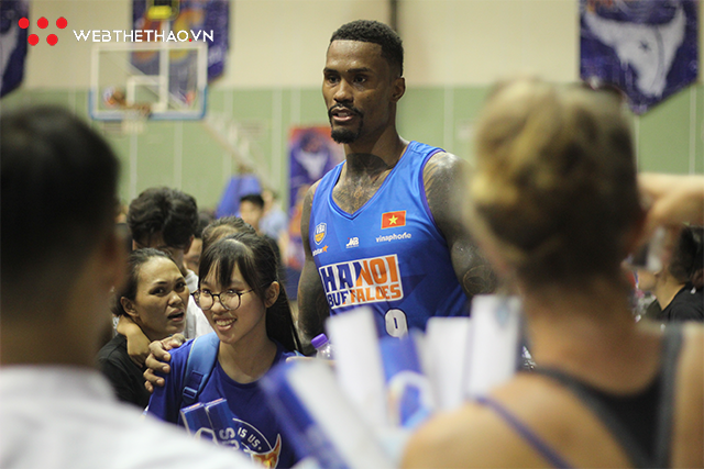 Sau HLV Matt Skillman, tới lượt Mike Bell đầu quân cho Zhuhai Wolf Warriors - Ảnh 1. Sau HLV Matt Skillman, tới lượt Mike Bell đầu quân cho Zhuhai Wolf Warriors - Ảnh 1.