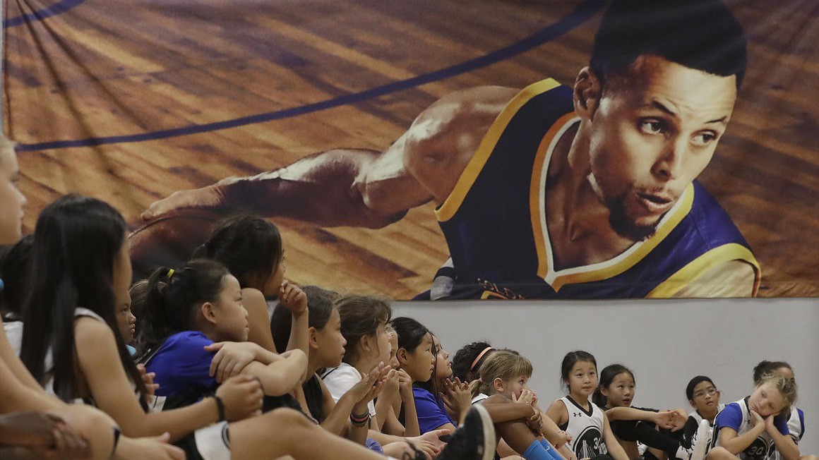 Viết thư cho bé gái, các đồng nghiệp NBA còn phải học hỏi Stephen Curry
