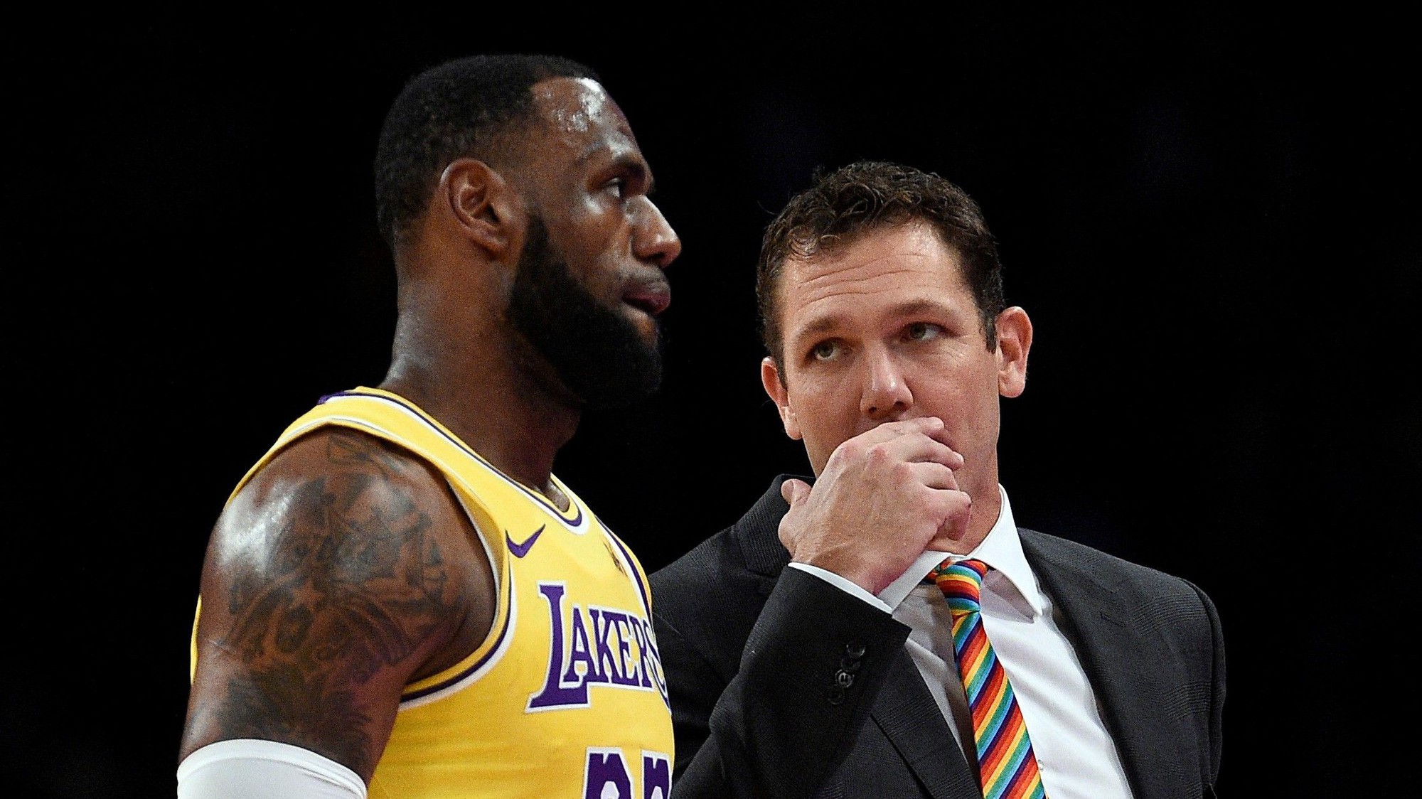 LeBron James lên tiếng bảo vệ HLV trưởng Luke Walton đến cùng