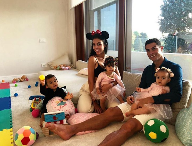 Người đẹp cáo buộc Ronaldo hiếp dâm lần đầu xuất hiện công khai cùng trai lạ - Ảnh 5. Người đẹp cáo buộc Ronaldo hiếp dâm lần đầu xuất hiện công khai cùng trai lạ - Ảnh 5.