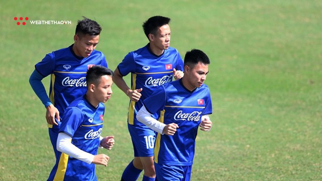 Chinh "đen", Dũng "chip" mua tất của "dị nhân phủi" trước khi sang Lào dự AFF Cup