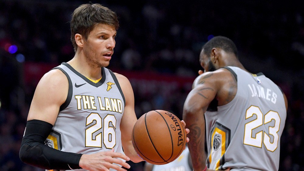 Dành trọn tâm huyết cho Cleveland Cavaliers, nhưng rồi Kyle Korver bị đối xử tệ bạc như thế này đây