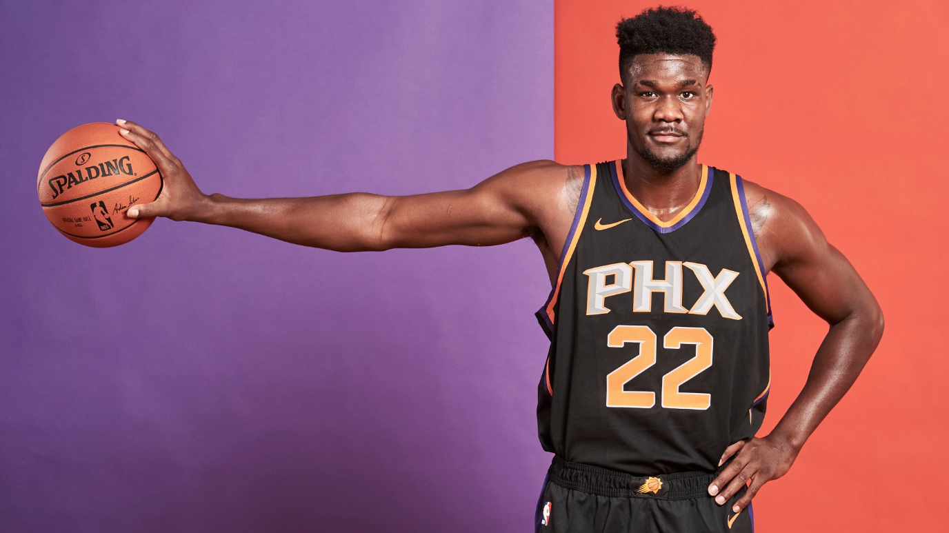 Bằng cách nào đó mà tân binh số 1 NBA DeAndre Ayton đã bị xỏ háng đến... 4 lần chỉ trong 1 trận đấu
