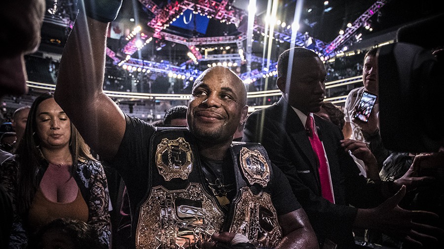 Daniel Cormier: "Ông là ai mà đòi tước đi trận tranh đai của tôi hả Jones?"