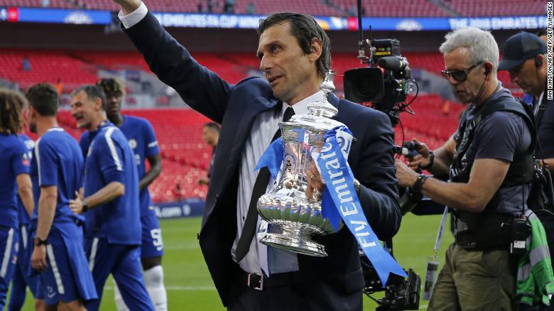 Mối thù hằn giữa Chelsea và Conte đang ngày một sâu nặng hơn khi vị HLV người Ý đòi thêm số tiền bồi thường không tưởng. - Ảnh 1. Mối thù hằn giữa Chelsea và Conte đang ngày một sâu nặng hơn khi vị HLV người Ý đòi thêm số tiền bồi thường không tưởng. - Ảnh 1.