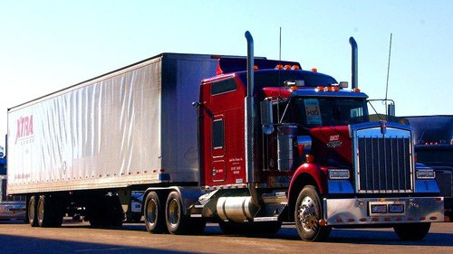 7 kĩ năng lái xe an toàn khi đi gần Container