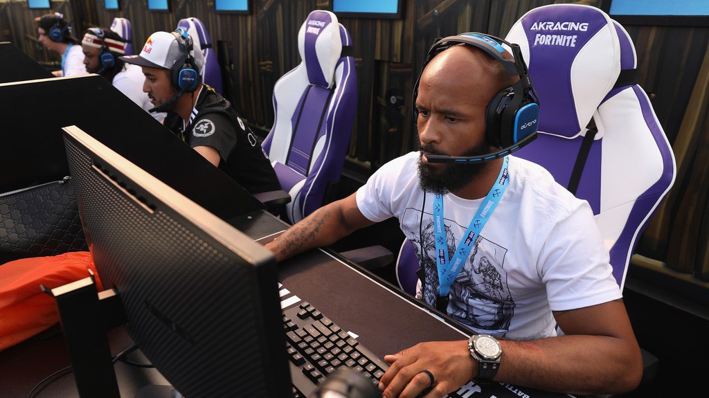 ONE Championship lấn sân eSports với game thủ Demetrious Johnson