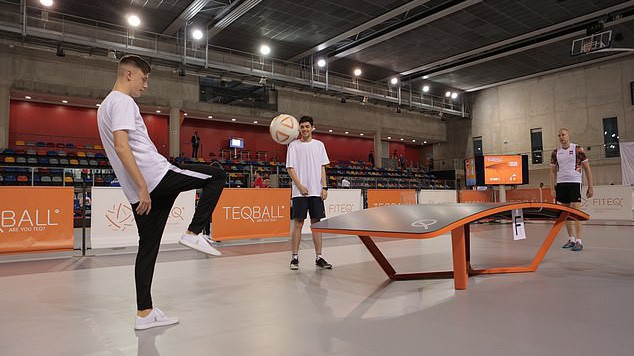 Thể thao mới lạ: Teqball - Đứa con lai của b&oacute;ng b&agrave;n v&agrave; b&oacute;ng đ&aacute;