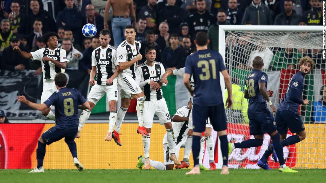Đây là lý do Jose Mourinho vênh mặt ăn mừng trêu ngươi CĐV Juventus - Ảnh 3. Đây là lý do Jose Mourinho vênh mặt ăn mừng trêu ngươi CĐV Juventus - Ảnh 3.