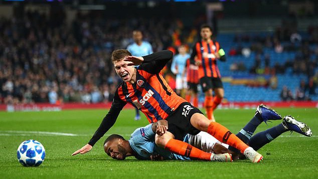 Sterling nói gì về pha vấp cỏ ngã nhưng vẫn thản nhiên nhận phạt đền?