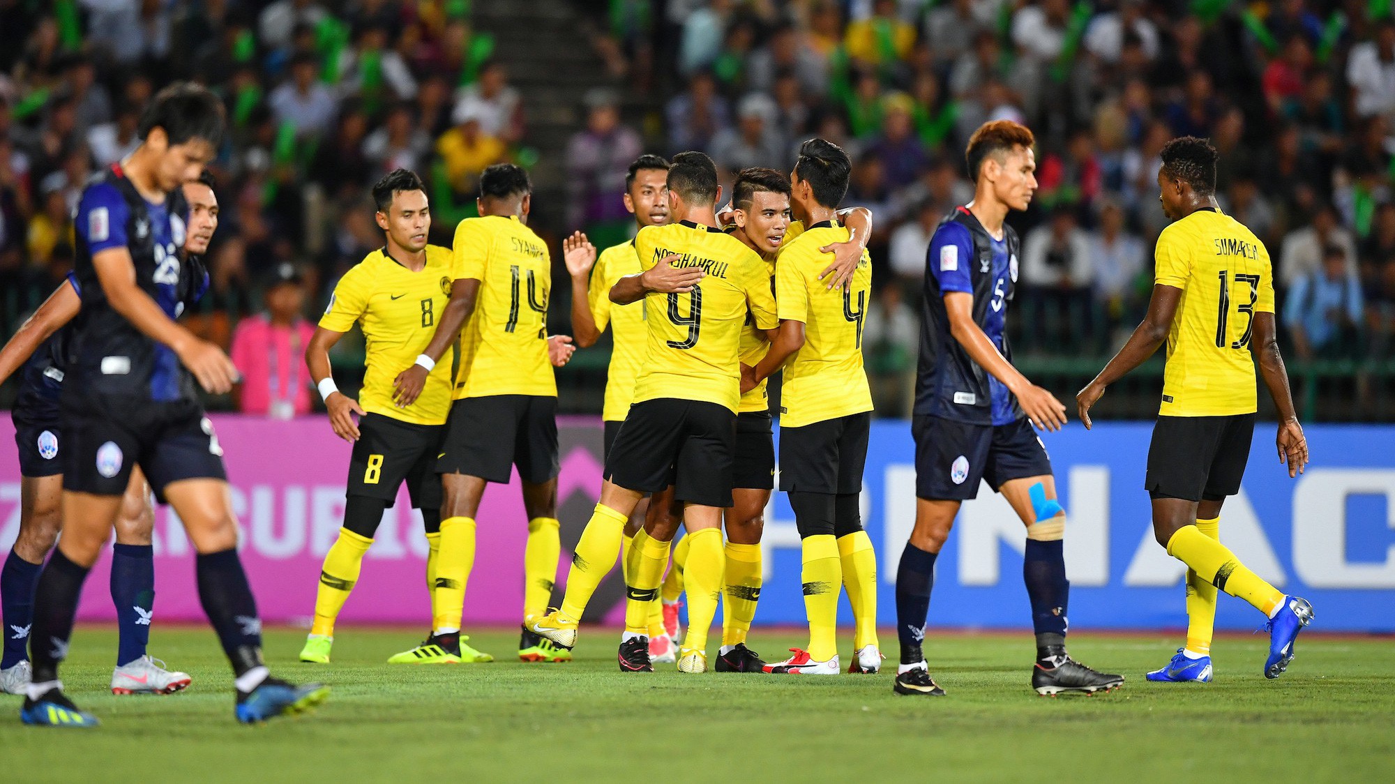 Trợ lý của "HLV online" Keisuke Honda mừng khi Campuchia chỉ thua 1 bàn