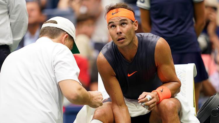 Nadal rời bệnh viện bằng cáng sau phẫu thuật mắt cá chân