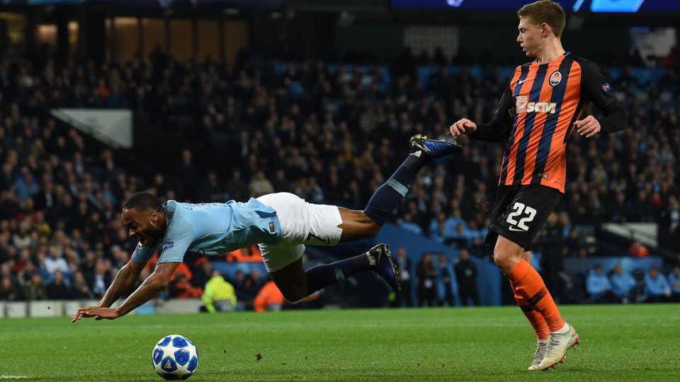 Hài hước: Sterling kiếm phạt đền cho Man City nhờ... vấp cỏ và bài học của Robbie Fowler