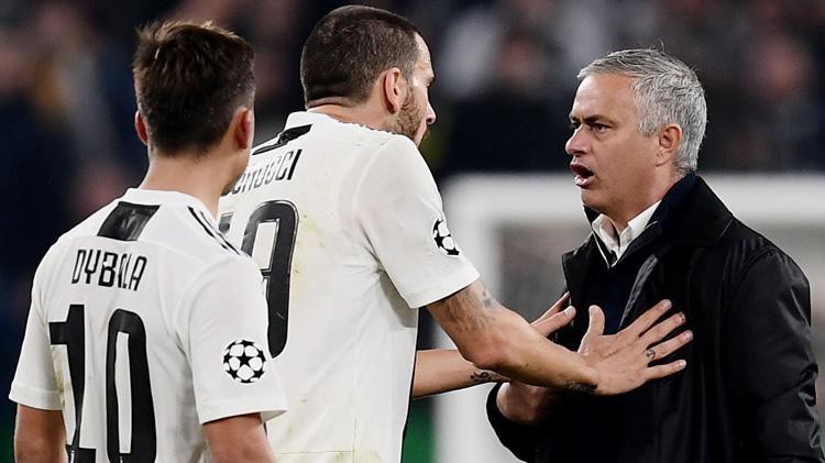 Mourinho lại ăn mừng màn ngược dòng của Man Utd đầy khiêu khích, khiến CĐV và cầu thủ Juventus nổi đoá