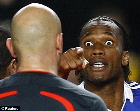 Drogba chính thức giải nghệ, cùng nhìn lại 10 khoảnh khắc đáng nhớ nhất của voi rừng trong màu áo Chelsea - Ảnh 7. Drogba chính thức giải nghệ, cùng nhìn lại 10 khoảnh khắc đáng nhớ nhất của voi rừng trong màu áo Chelsea - Ảnh 7.