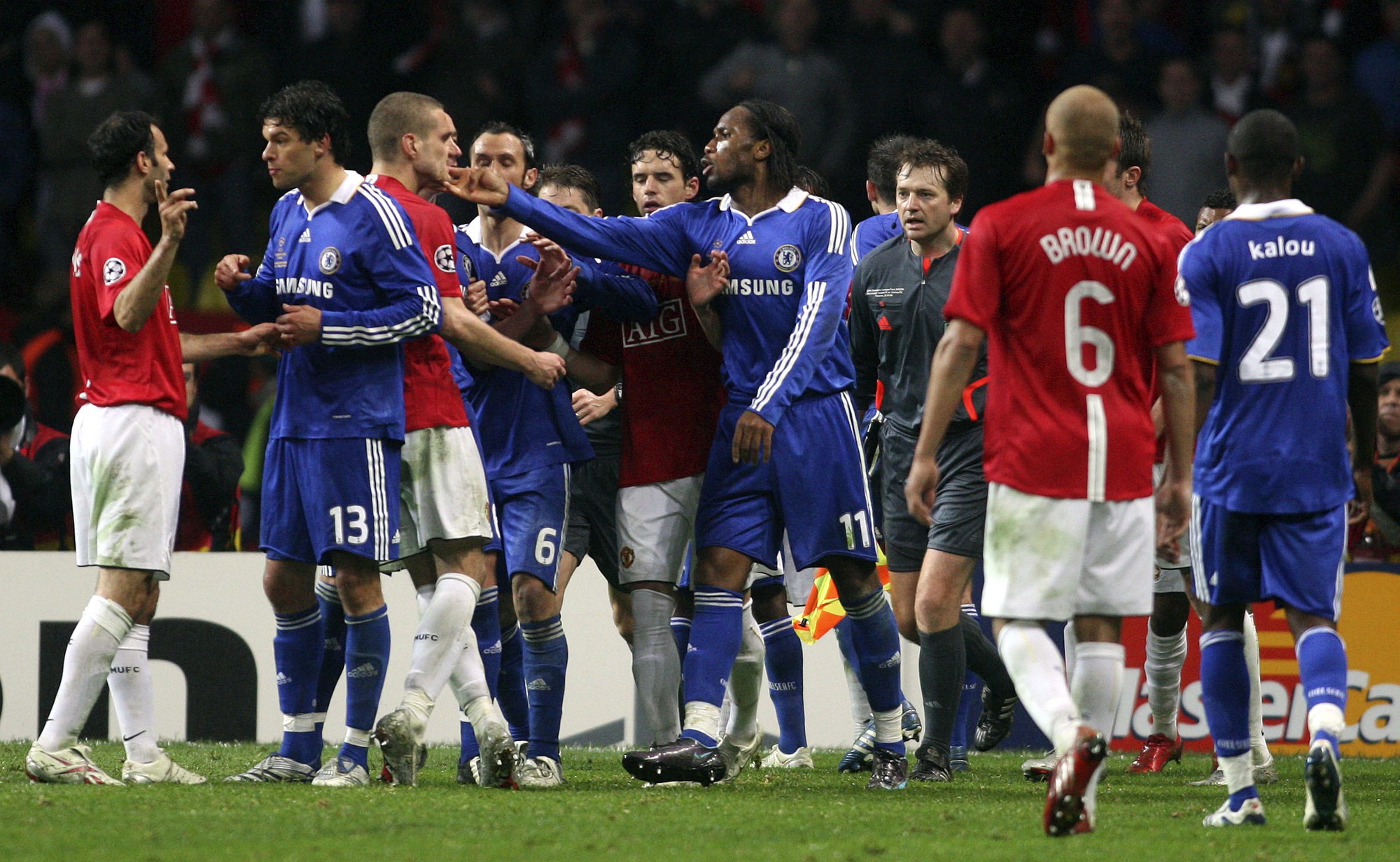 Drogba chính thức giải nghệ, cùng nhìn lại 10 khoảnh khắc đáng nhớ nhất của voi rừng trong màu áo Chelsea - Ảnh 4. Drogba chính thức giải nghệ, cùng nhìn lại 10 khoảnh khắc đáng nhớ nhất của voi rừng trong màu áo Chelsea - Ảnh 4.