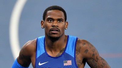 Nhà vô địch Olympic nhảy khỏi ô tô, chạy hộc tốc vì thấy... "phương tiện lạ"