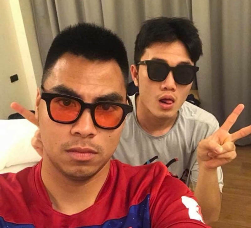 Xuân Trường nhốt Đức Huy vào tủ và bật nhạc Sơn Tùng M-TP sau chiến thắng trước ĐT Lào - Ảnh 1. Xuân Trường nhốt Đức Huy vào tủ và bật nhạc Sơn Tùng M-TP sau chiến thắng trước ĐT Lào - Ảnh 1.