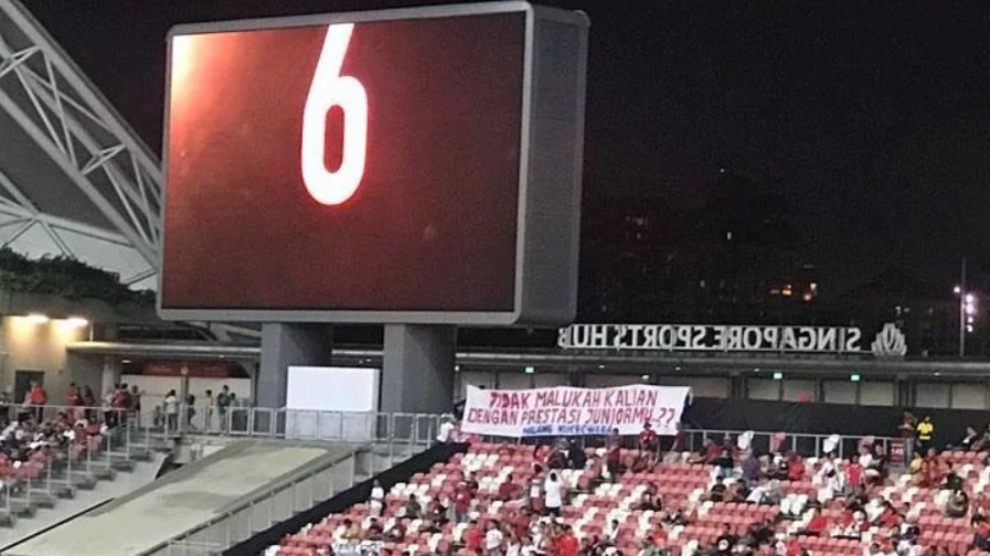 Phải chăng CĐV "troll" quá tay, Indonesia thua sấp mặt trước Singapore ở ngày ra quân AFF Cup 2018?