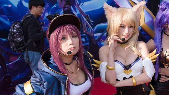 Cùng ngắm nhìn màn cosplay Spiral Cats bỏng mắt của hai người đẹp tại CKTG 2018