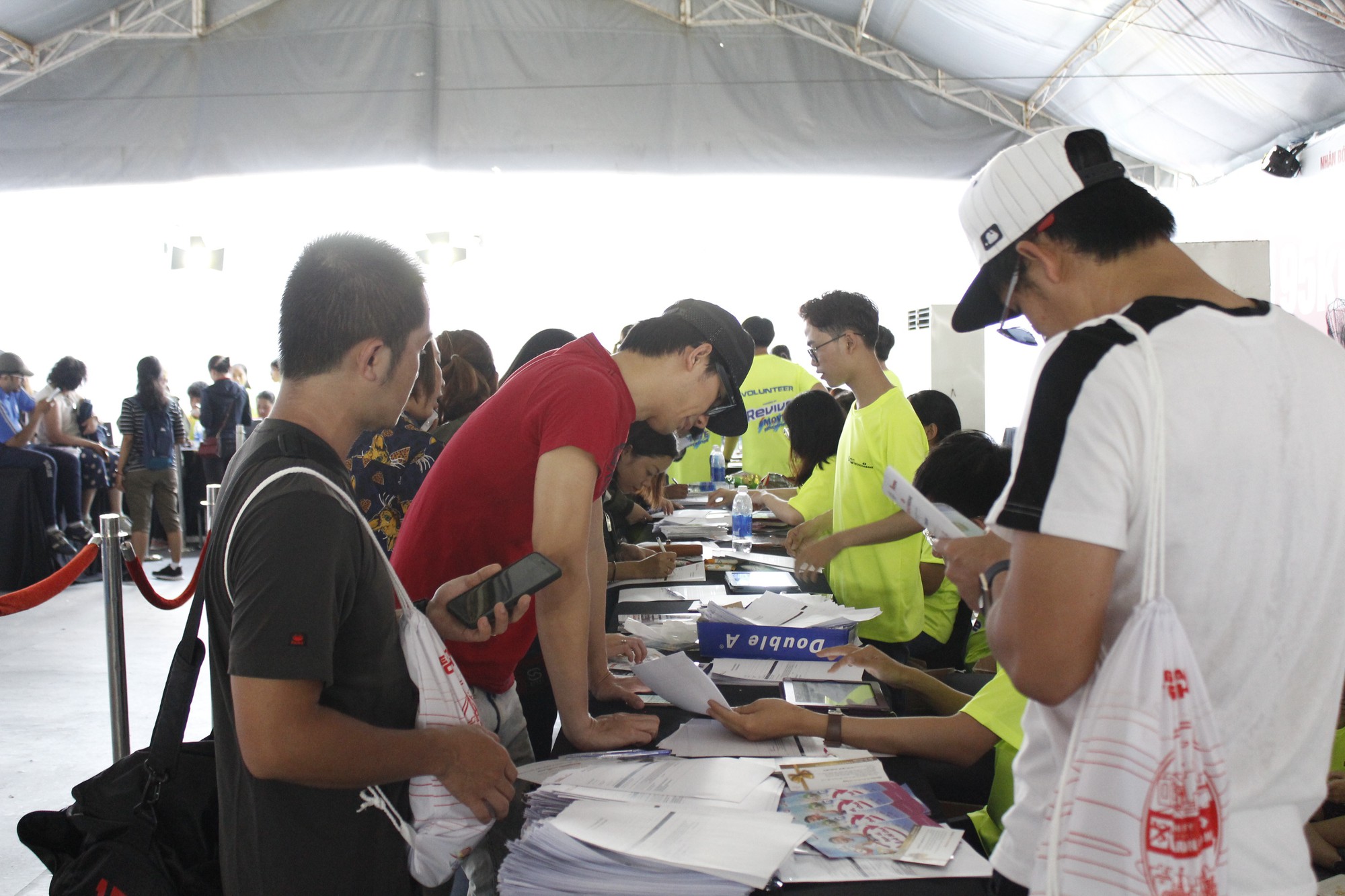 Hàng ngàn VĐV hào hứng đến nhận bib marathon quốc tế Techcombank - Ảnh 2. Hàng ngàn VĐV hào hứng đến nhận bib marathon quốc tế Techcombank - Ảnh 2.