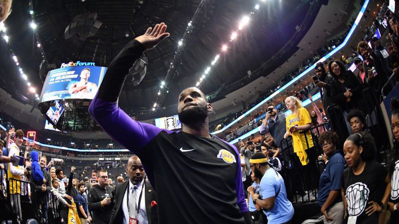 Cô gái Memphis bật khóc vì hành động tinh tế của LeBron James