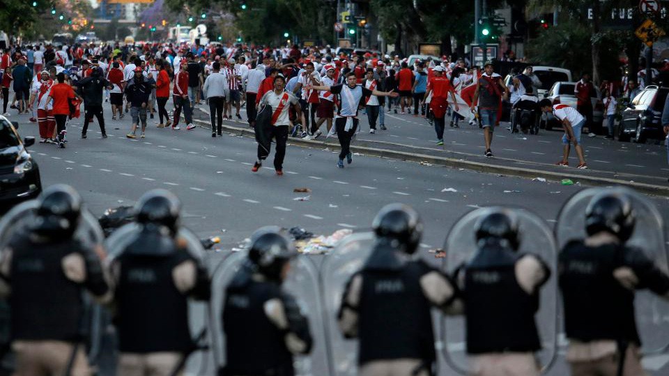 Báo động cho bóng đá Argentina khi hooligan giờ trở thành “cướp” chuyên nghiệp
