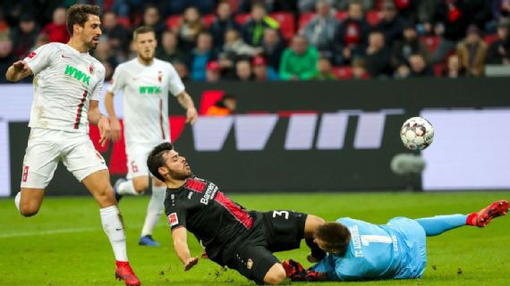 Sốc: Thủ môn tại Bundesliga vẫn bay lượn bắt bóng sau khi bị mất một phần lưỡi